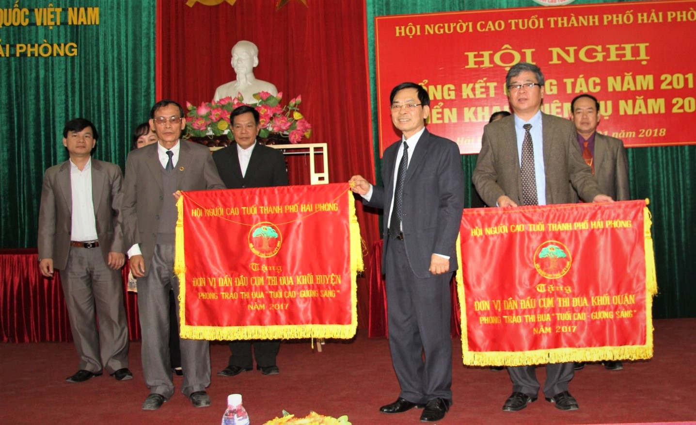 C&aacute;c tập thể xuất sắc được khen thưởng