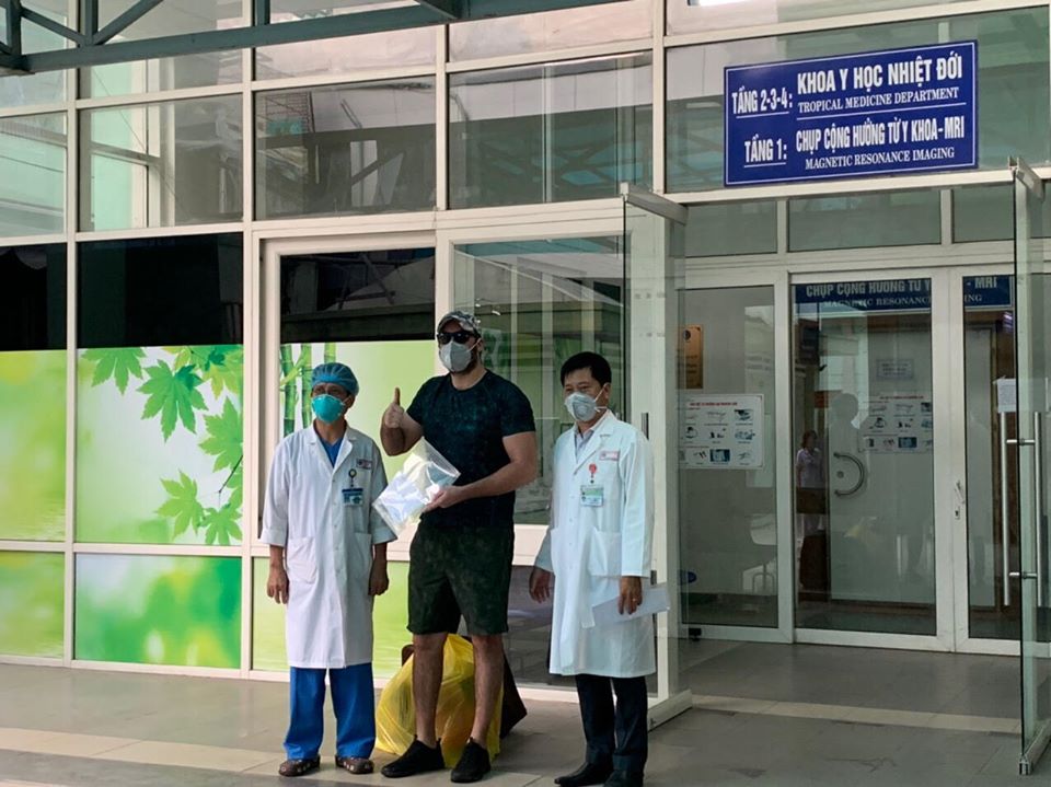 Bệnh nh&acirc;n người Mỹ được c&ocirc;ng bố khỏi bệnh tại Bệnh viện Đ&agrave; Nẵng s&aacute;ng ng&agrave;y 4/4