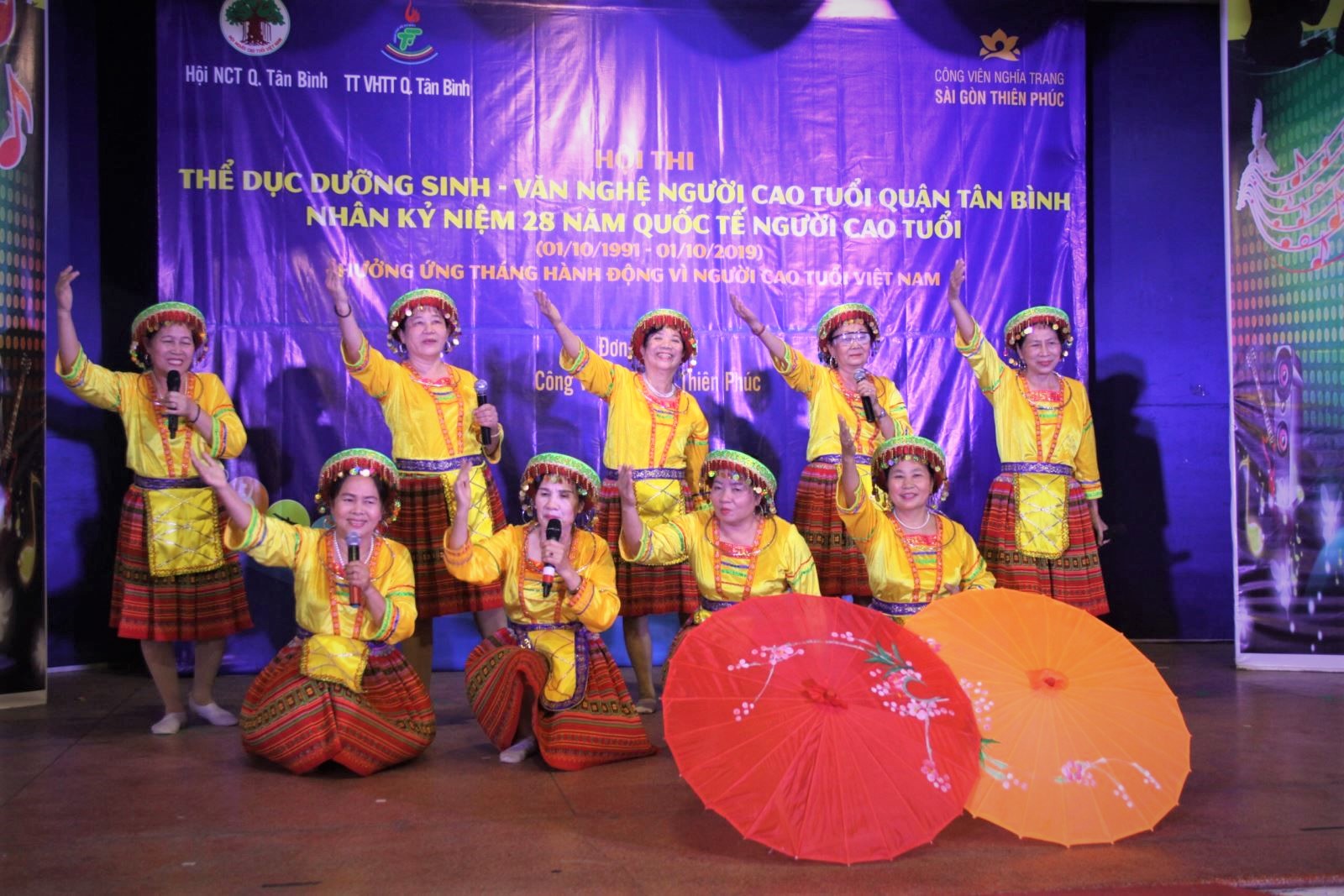 Tiết mục văn nghệ của NCT quận T&acirc;n B&igrave;nh