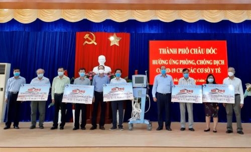    TP Châu Đốc, tỉnh An Giang: Trao tặng trang thiết bị y tế cho các bệnh viện tuyến đầu phòng chống dịch COVID-19