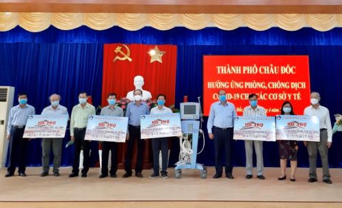    TP Châu Đốc, tỉnh An Giang: Trao tặng trang thiết bị y tế cho các bệnh viện tuyến đầu phòng chống dịch COVID-19