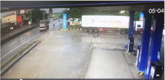 Chi&ecirc;́c xe tải đi ngược chi&ecirc;̀u. (Ảnh cắt từ clip)
