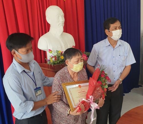 Cà Mau: Tặng bằng khen cho NCT đóng góp ủng hộ công tác phòng, chống dịch COVID-19