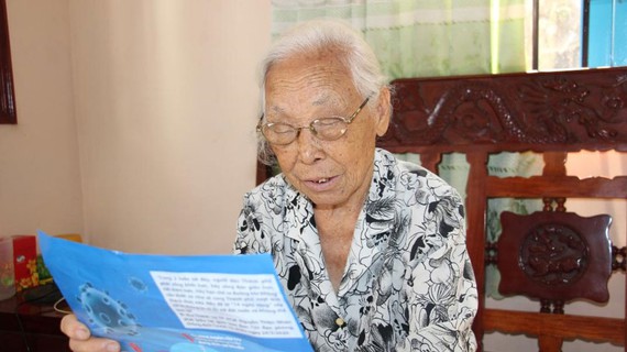 Cụ L&ecirc; Thị Văn, ngụ phường Linh Chiểu, quận Thủ Đức, TP Hồ Ch&iacute; Minh đ&atilde; ủng hộ to&agrave;n bộ 15 triệu đồng tiền nhận Huy hiệu 70 năm tuổi Đảng v&agrave;o c&ocirc;ng t&aacute;c ph&ograve;ng chống dịch COVID-19