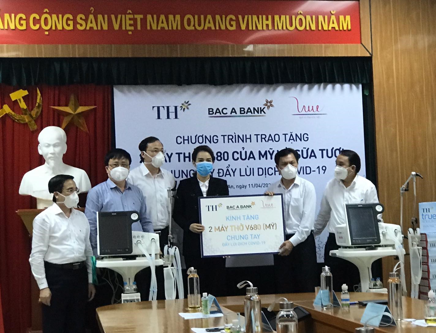 B&agrave; Trần Thị Như Trang (Đại diện tập đo&agrave;n TH, Gi&aacute;m đốc Quỹ V&igrave; Tầm v&oacute;c Việt) trao tặng hai m&aacute;y thở cho đại diện Bệnh viện Đa khoa tỉnh Nghệ An.