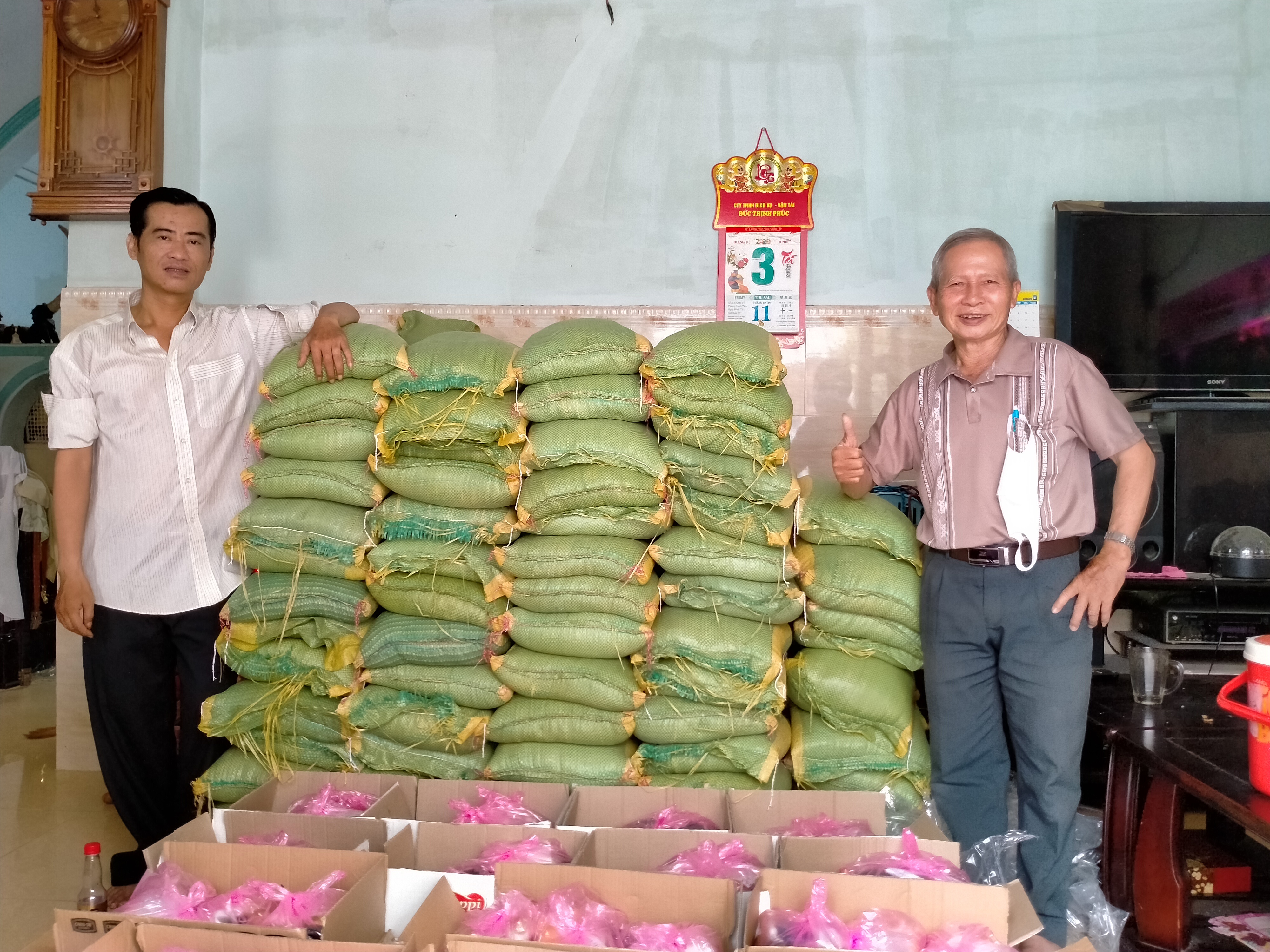 Phường 14, quận Gò Vấp, TP Hồ Chí Minh: Vợ chồng anh Dũng hỗ trợ 200 phần quà cho các hộ dân khó khăn