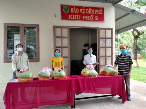 Phường 14, quận Gò Vấp, TP Hồ Chí Minh: Vợ chồng anh Dũng hỗ trợ 200 phần quà cho các hộ dân khó khăn