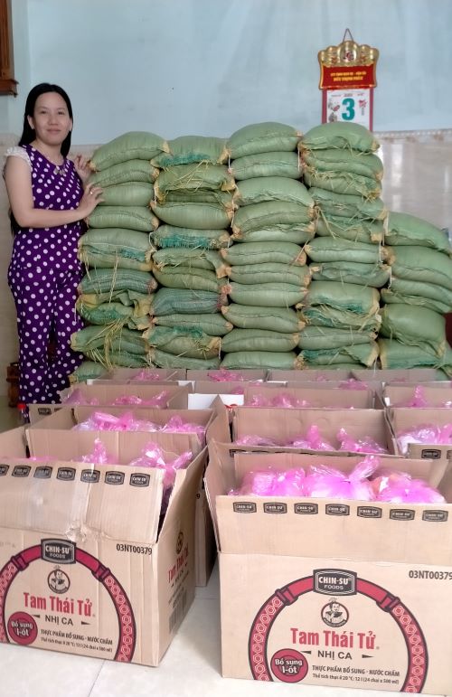 Phường 14, quận Gò Vấp, TP Hồ Chí Minh: Vợ chồng anh Dũng hỗ trợ 200 phần quà cho các hộ dân khó khăn