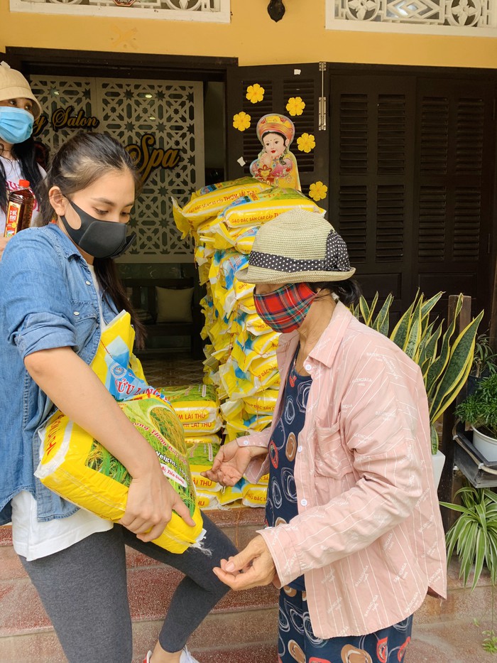 Người đẹp ăn mặc giản dị
