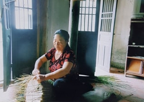 Bà Xóm trưởng miệng nói, tay làm