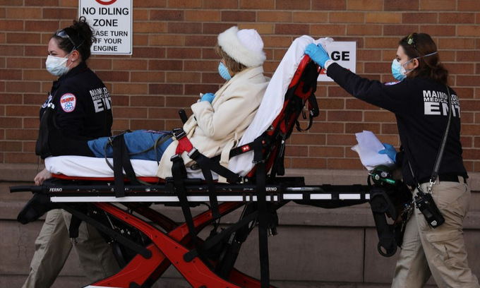Người nhiễm nCoV nhập viện tại th&agrave;nh phố New York h&ocirc;m 12/4. Ảnh: AFP.