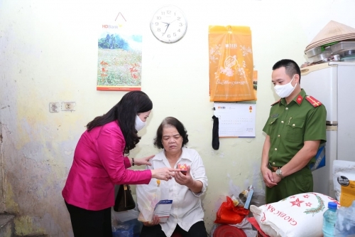Dược phẩm Tâm Bình và CA phường Ngọc Khánh hỗ trợ gia đình khó khăn