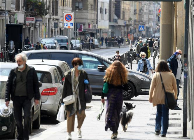Người d&acirc;n đeo khẩu trang nhằm ngăn chặn sự l&acirc;y lan của dịch COVID-19 tại Milan, Italy ng&agrave;y 18/4/2020. Ảnh: THX/TTXVN