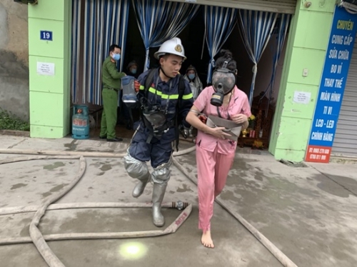 Cháy nhà nghỉ ở Hà Nội: Cảnh sát cứu 14 người thoát chết trong gang tấc