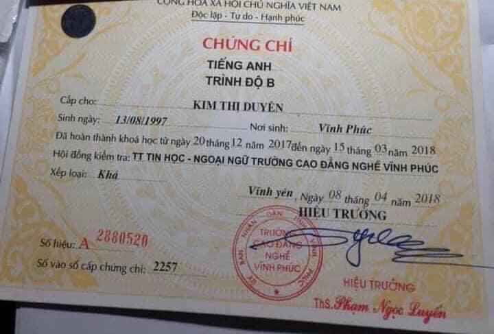 Chứng chỉ giả được cấp c&oacute; chữ k&yacute; của Hiệu trưởng trường Cao đẳng nghề Vĩnh Ph&uacute;c tuy nhi&ecirc;n nh&acirc;n vi&ecirc;n lại bị đi t&ugrave;