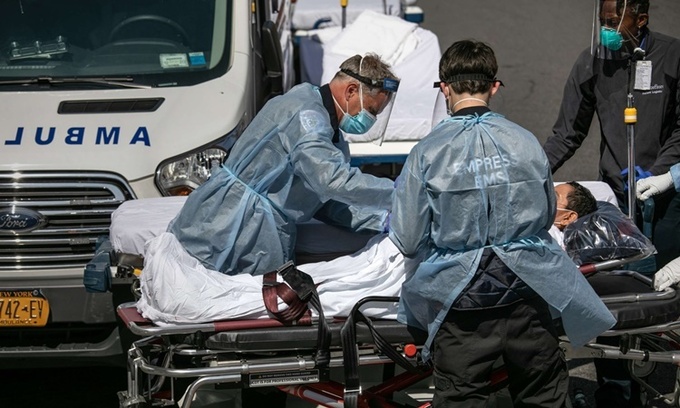 Nh&acirc;n vi&ecirc;n y tế chăm s&oacute;c cho bệnh nh&acirc;n nhiễm nCoV b&ecirc;n ngo&agrave;i một bệnh viện ở Bronx, New York. Ảnh: AFP.