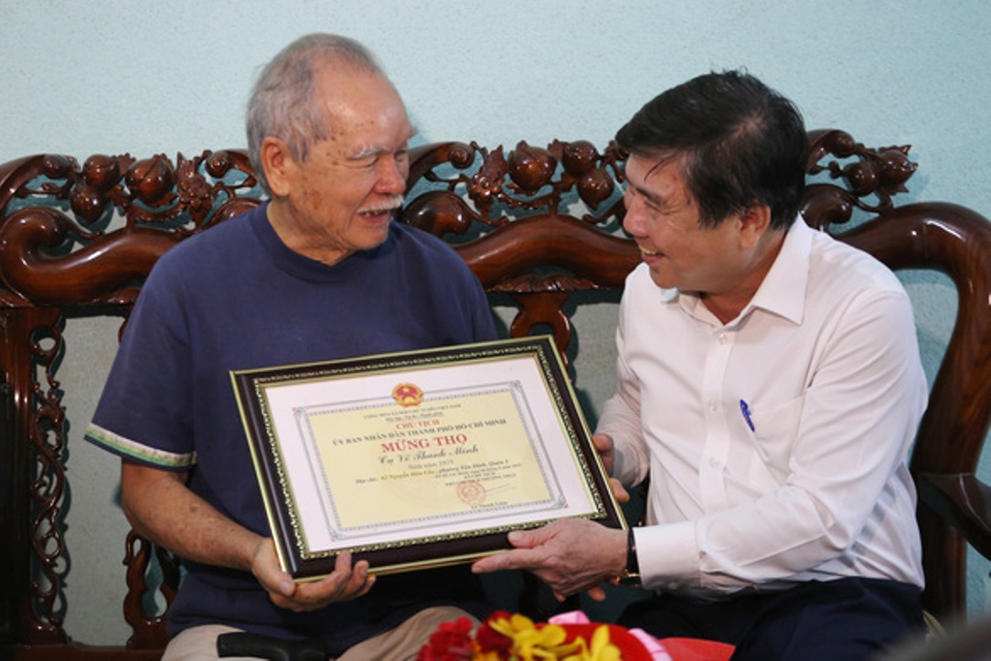 L&atilde;nh đạo TP Hồ Ch&iacute; Minh trao bằng mừng thọ NCT. Ảnh IT