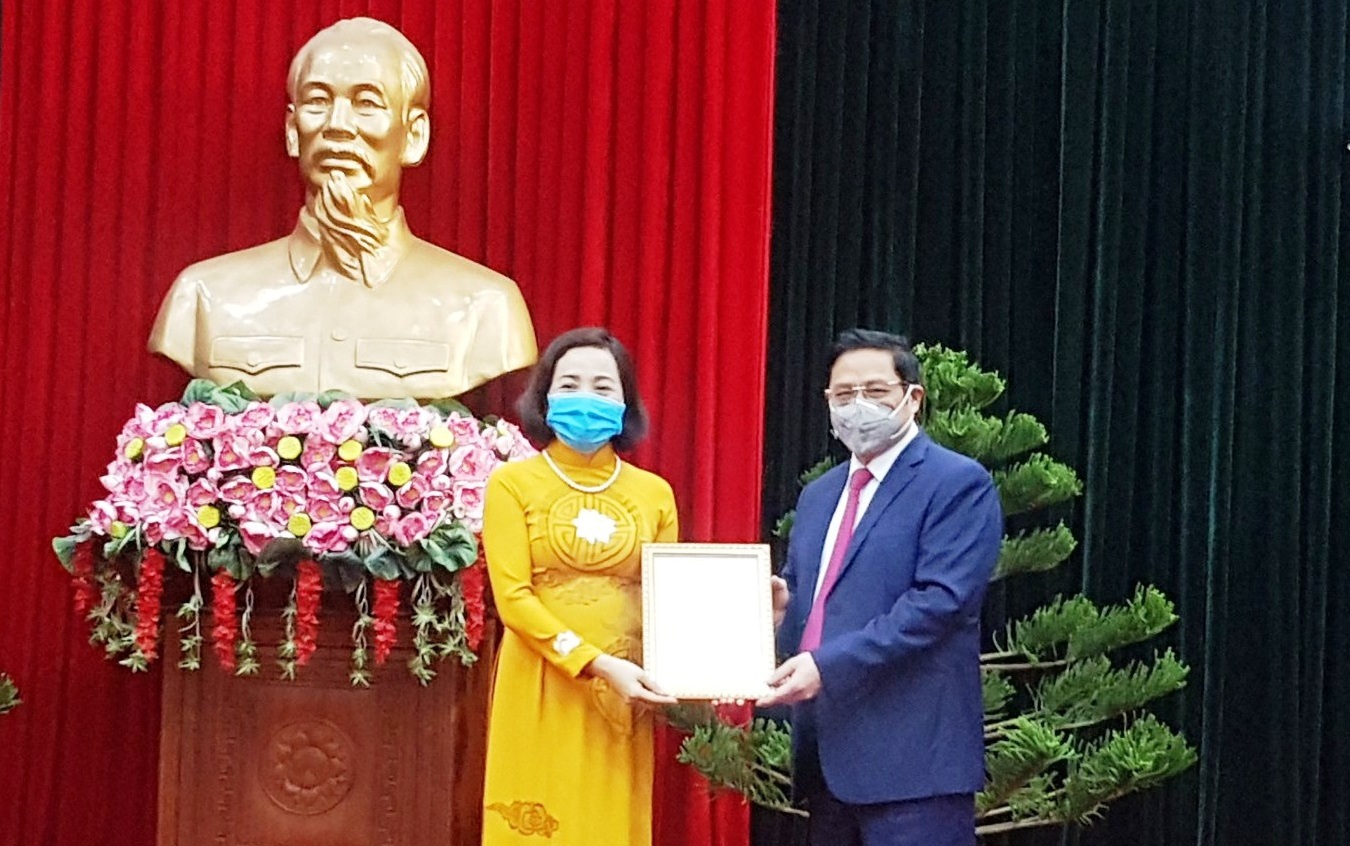 Đồng ch&iacute; Phạm Minh Ch&iacute;nh trao quyết định cho đồng ch&iacute; Nguyễn Thị Thu H&agrave;.
