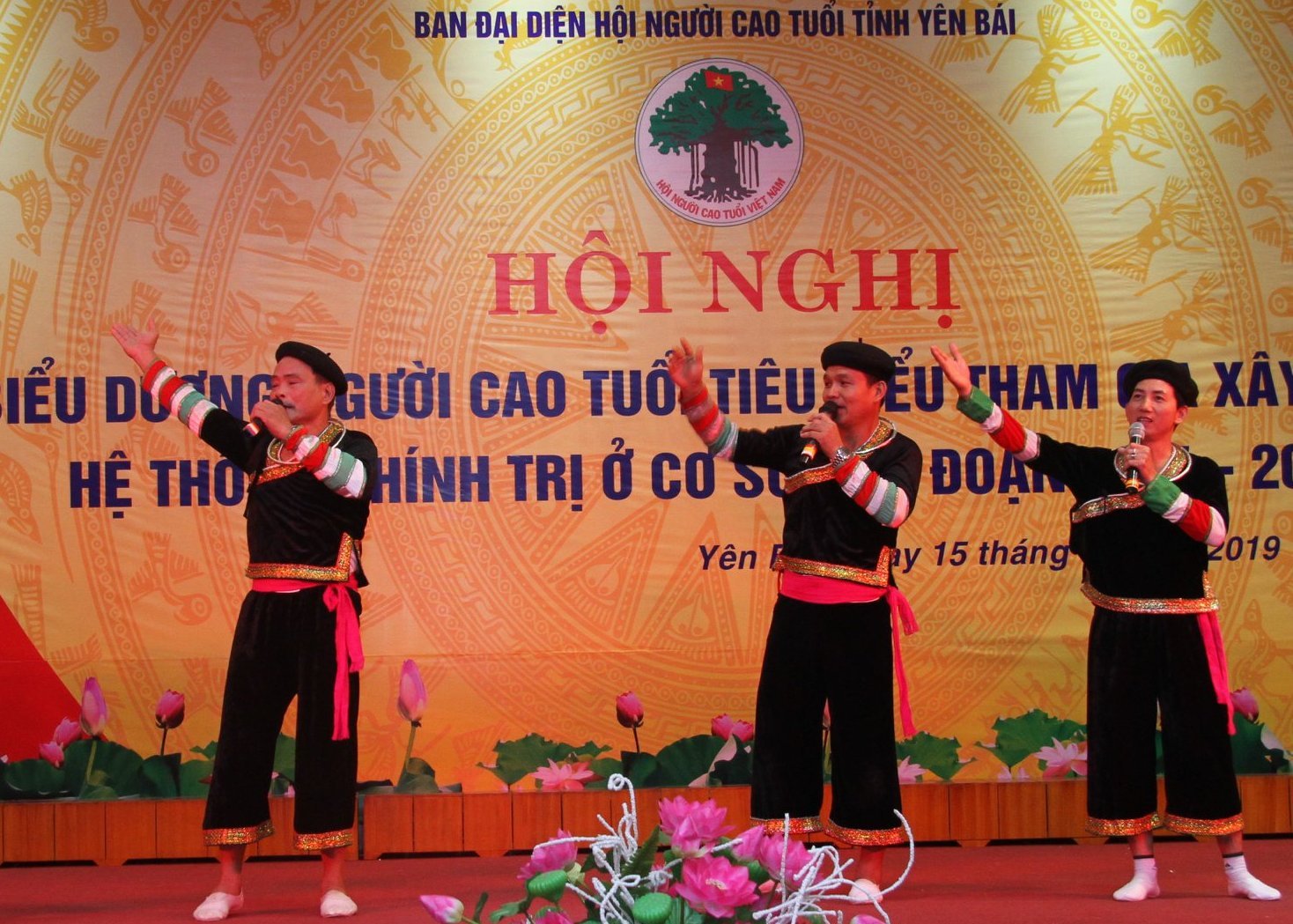 Tiết mục văn nghệ của NCT tỉnh Y&ecirc;n B&aacute;i