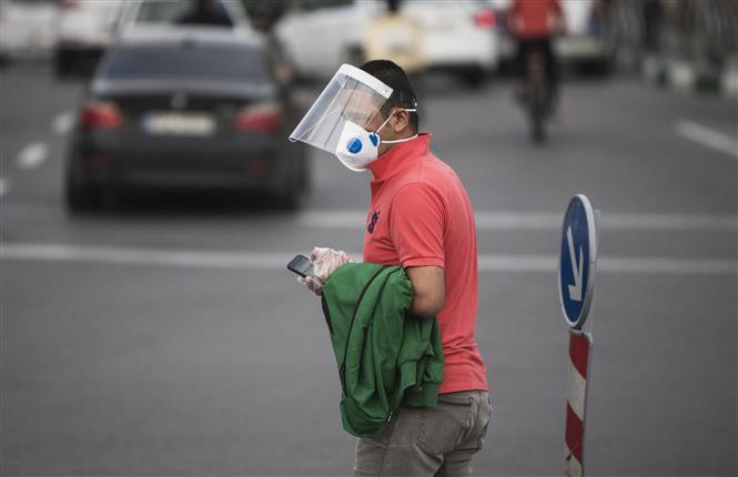 Người d&acirc;n đeo khẩu trang v&agrave; mặt nạ ph&ograve;ng l&acirc;y nhiễm COVID-19 tại Tehran, Iran ng&agrave;y 24/4/2020. Ảnh: THX/ TTXVN