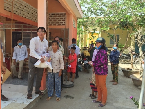 Các nhà hảo tâm tặng quà cho người dân bị hạn mặn ở Bến Tre