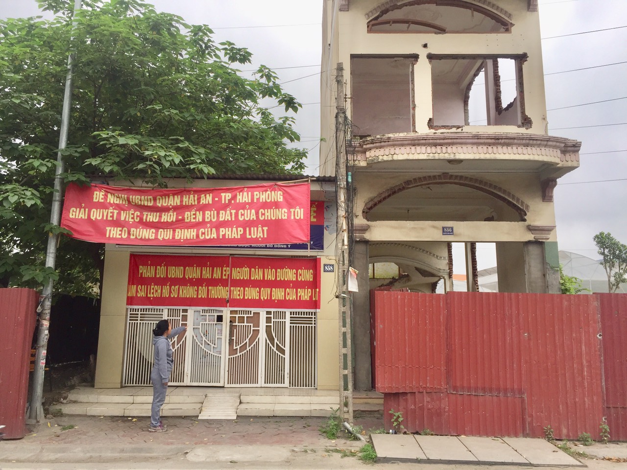 B&agrave; Mạc Thị Tuyết b&ecirc;n căn nh&agrave; của gia đ&igrave;nh bức x&uacute;c v&igrave; kh&ocirc;ng nhận được bồi thường thỏa đ&aacute;ng.