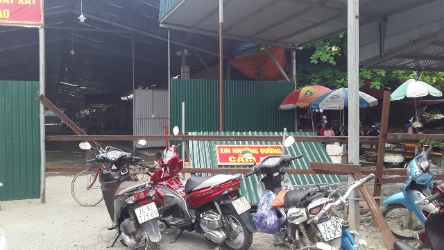Cổng v&agrave;o chợ tạm, vẫn ngổn ngang, mặc d&ugrave; đ&atilde; trải qua hơn 14 năm kể từ ng&agrave;y bắt đầu dự &aacute;n