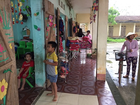 Ph&ograve;ng học xuống cấp c&oacute; diện t&iacute;ch 20m2 n&ecirc;n đồ d&ugrave;ng học sinh phải để ngo&agrave;i h&agrave;nh lang