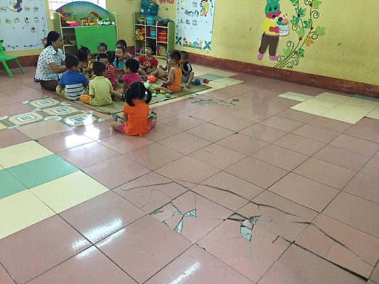 Học sinh trường mầm non Thiệu Giang đang phải học trong điều kiện ph&ograve;ng học xuống cấp nghi&ecirc;m trọng
