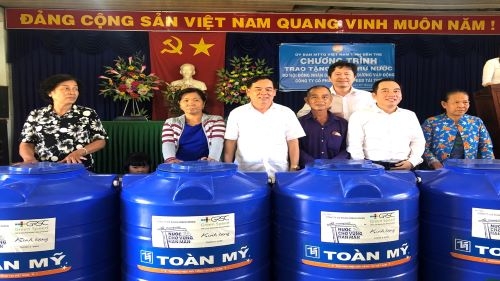  Tặng bồn trữ nước giúp người dân khó khăn vượt qua hạn mặn