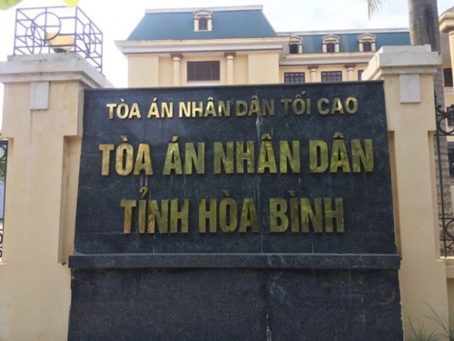 Ngày đầu tiên xét xử vụ gian lận điểm thi THPT tại Hòa Bình