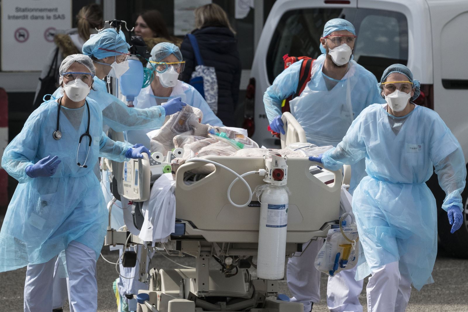 Chuyển bệnh nh&acirc;n nhiễm COVID-19 tới bệnh viện ở Mulhouse, Ph&aacute;p. Ảnh: AFP/TTXVN