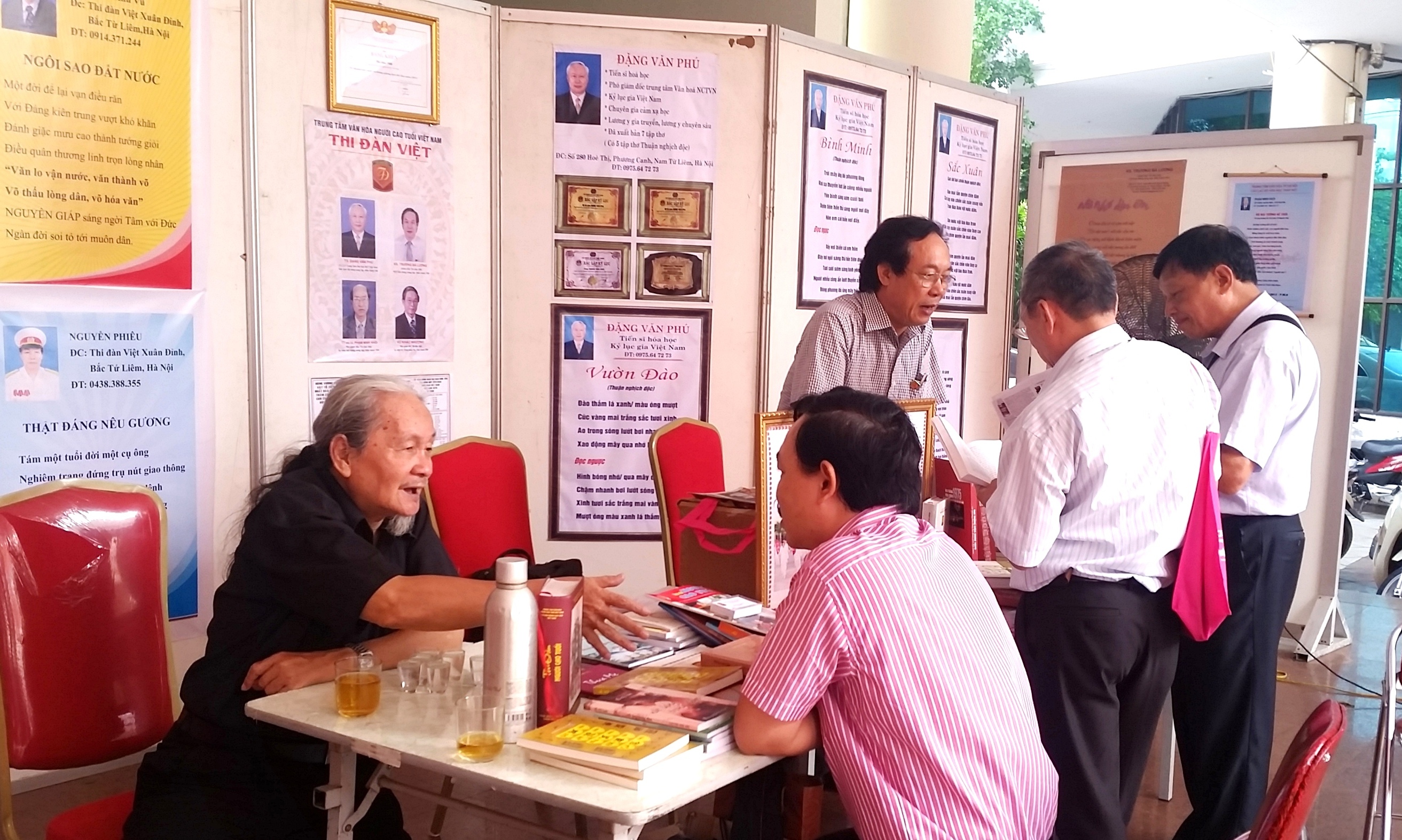 Gian trưng b&agrave;y của Thi đ&agrave;n Việt trong Ng&agrave;y thơ Việt Nam tại Văn Miếu - Quốc Tử Gi&aacute;m