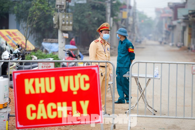 Khoảng 23h30 ng&agrave;y 13/5, th&ocirc;n Đ&ocirc;ng Cứu sẽ được gỡ bỏ lệnh c&aacute;ch ly ph&ograve;ng chống COVID-19.