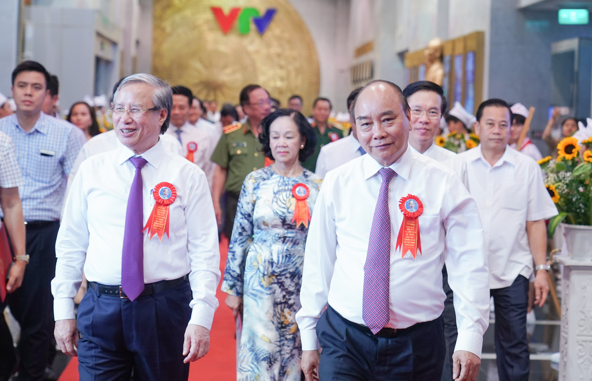 Thủ tướng Nguyễn Xu&acirc;n Ph&uacute;c v&agrave; c&aacute;c đồng ch&iacute; l&atilde;nh đạo Đảng, Nh&agrave; nước dự chương tr&igrave;nh. Ảnh: VGP/Quang Hiếu