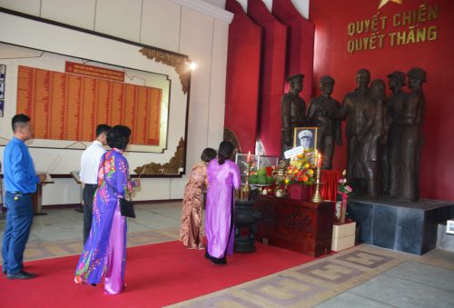Lễ báo công dâng Bác