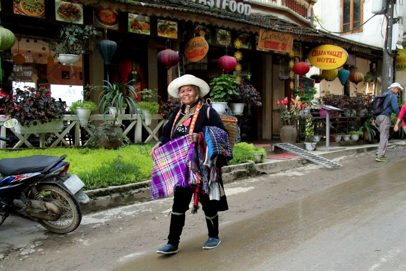 Mế gi&agrave; rong ruổi...
