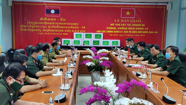 Trao tặng trang bị, vật tư y tế và lương thực nước bạn Lào  phòng, chống dịch Covid-19