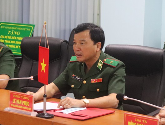 Trao tặng trang bị, vật tư y tế và lương thực nước bạn Lào  phòng, chống dịch Covid-19