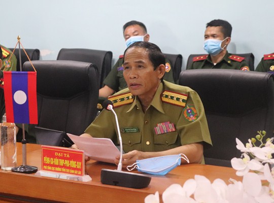 Trao tặng trang bị, vật tư y tế và lương thực nước bạn Lào  phòng, chống dịch Covid-19