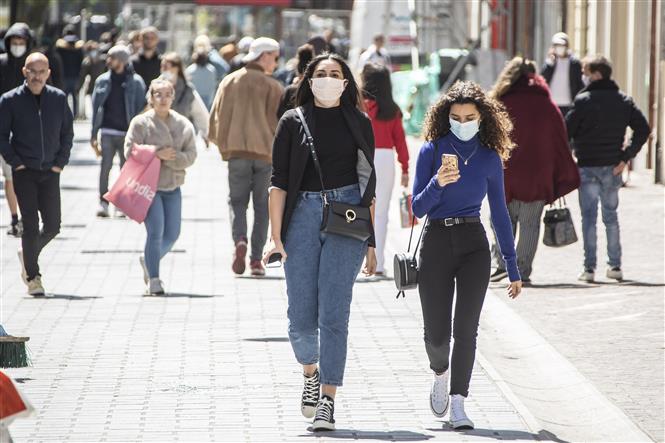 Người d&acirc;n đeo khẩu trang ph&ograve;ng l&acirc;y nhiễm COVID-19 tại Lille, Ph&aacute;p, ng&agrave;y 11/5/2020. Ảnh: THX/ TTXVN