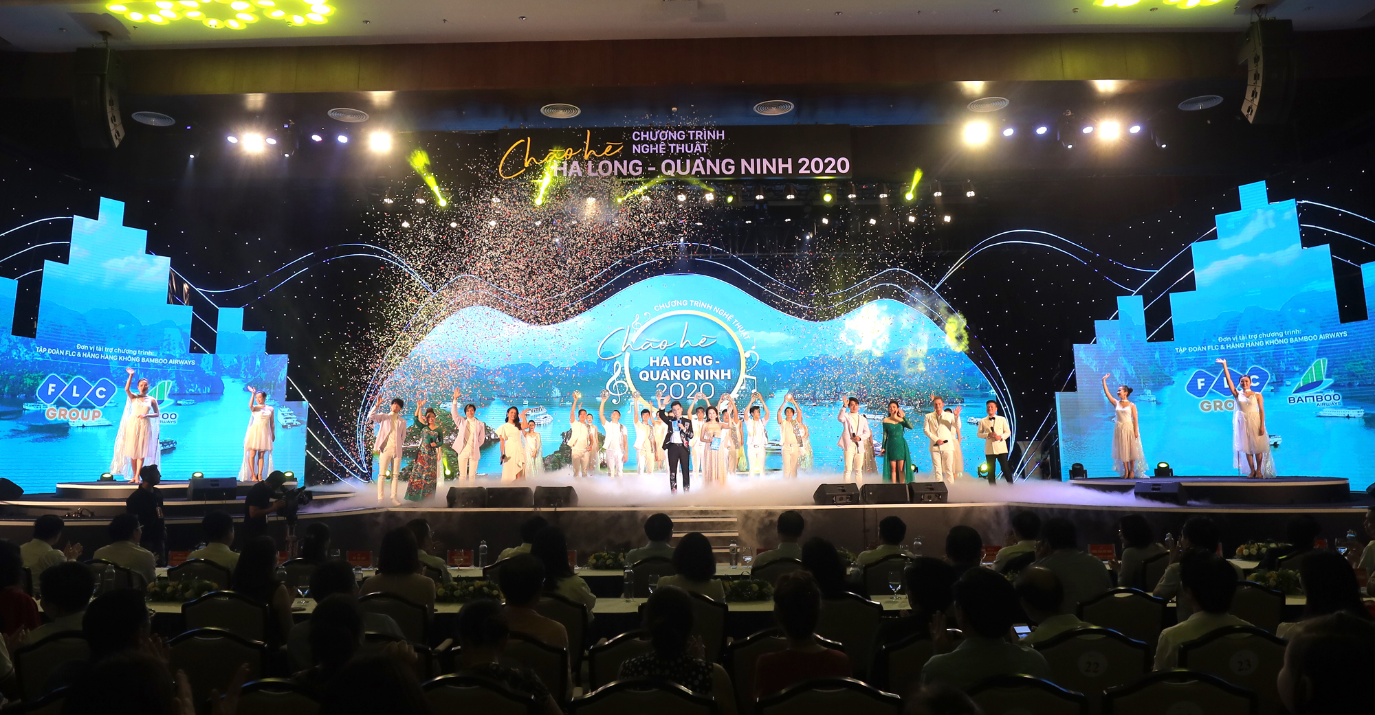 L&agrave; chương tr&igrave;nh nghệ thuật quy m&ocirc; lớn đầu ti&ecirc;n tại Quảng Ninh sau thời gian d&agrave;i gi&atilde;n c&aacute;ch x&atilde; hội, Ch&agrave;o h&egrave; Hạ Long - Quảng Ninh 2020 đ&atilde; khiến hơn 800 kh&aacute;n giả c&oacute; mặt tại kh&aacute;n ph&ograve;ng Bạch Long Vĩ - Trung t&acirc;m hội nghị quốc tế FLC Hạ Long m&atilde;n nh&atilde;n với bữa tiệc &acirc;m nhạc đầy sắc m&agrave;u.