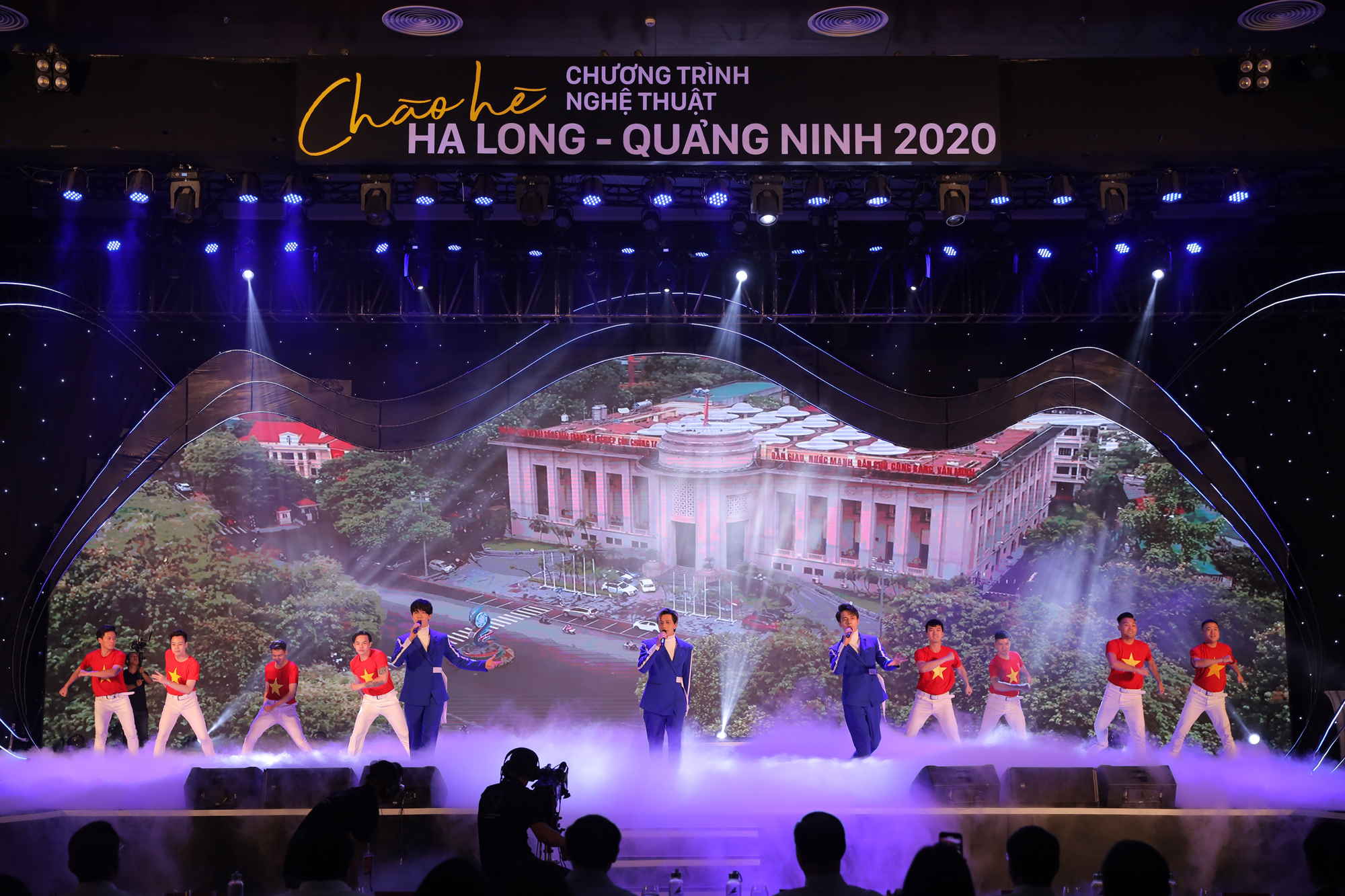 Được c&aacute;ch điệu từ h&igrave;nh ảnh uyển chuyển của s&oacute;ng biển v&agrave; những h&ograve;n đảo nhấp nh&ocirc; đặc trưng của vịnh Hạ Long, thiết kế ấn tượng của s&acirc;n khấu đ&atilde; g&oacute;p phần truyền tải th&ocirc;ng điệp mạnh mẽ v&agrave; tự h&agrave;o về vẻ đẹp của di sản thi&ecirc;n nhi&ecirc;n thế giới đến với du kh&aacute;ch trong nước cũng như quốc tế.