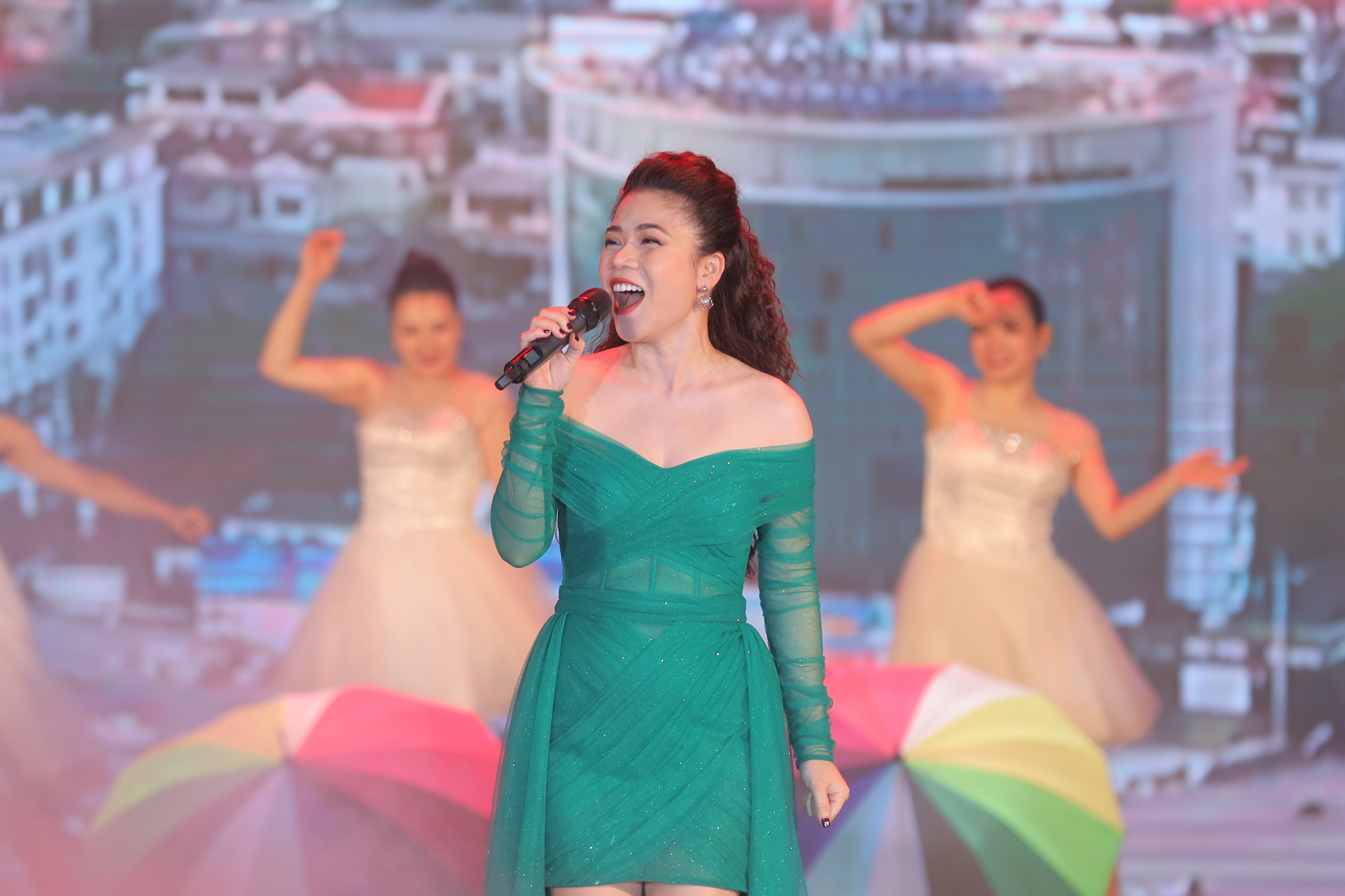 Từ những giọng ca nổi tiếng trong l&agrave;ng nhạc Việt như Ngọc Anh, Ho&agrave;ng T&ugrave;ng, Mỹ Dung, Kyo York&hellip; cho đến c&aacute;c gương mặt t&agrave;i năng trẻ như Ho&agrave;ng Hồng Ngọc, nh&oacute;m nhạc The Wings, vũ đo&agrave;n PL&hellip; đ&atilde; c&ugrave;ng &ldquo;phi&ecirc;u&rdquo; trong một đ&ecirc;m nhạc ch&agrave;o h&egrave; s&ocirc;i động.