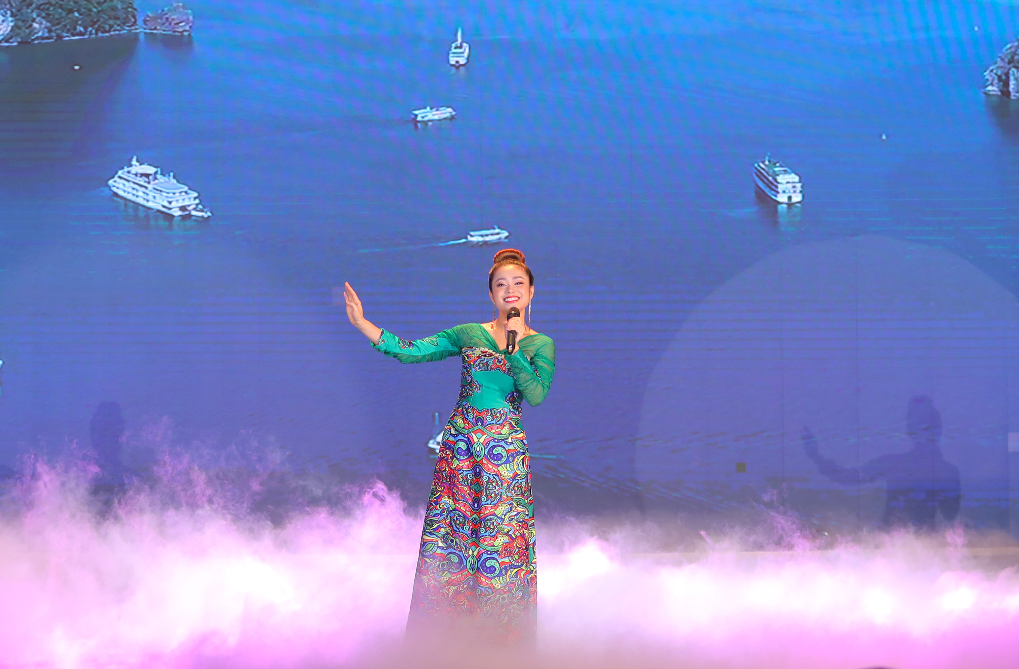 &ldquo;Mỗi lần đến với Hạ Long, t&ocirc;i đều rất ấn tượng trước sự ph&aacute;t triển của th&agrave;nh phố. T&ocirc;i kh&aacute; th&iacute;ch những khu nghỉ dưỡng tr&ecirc;n cao c&oacute; thể ngắm được trọn vẹn cảnh vịnh n&ecirc;n lần n&agrave;y quyết định chọn điểm dừng ch&acirc;n l&agrave; FLC Hạ Long, kh&ocirc;ng ngờ lại may mắn được thưởng thức chương tr&igrave;nh Ch&agrave;o h&egrave; Hạ Long - Quảng Ninh 2020. Chương tr&igrave;nh quy m&ocirc; v&agrave; chuy&ecirc;n nghiệp, cho thấy nh&agrave; tổ chức rất ch&uacute; trọng đầu tư n&ecirc;n tin rằng sau n&agrave;y t&ocirc;i cũng như c&aacute;c du kh&aacute;ch sẽ c&ograve;n nhiều bất ngờ khi quay lại với mảnh đất n&agrave;y&rdquo;, anh Ngọc B&igrave;nh, một du kh&aacute;ch H&agrave; Nội nhận x&eacute;t.