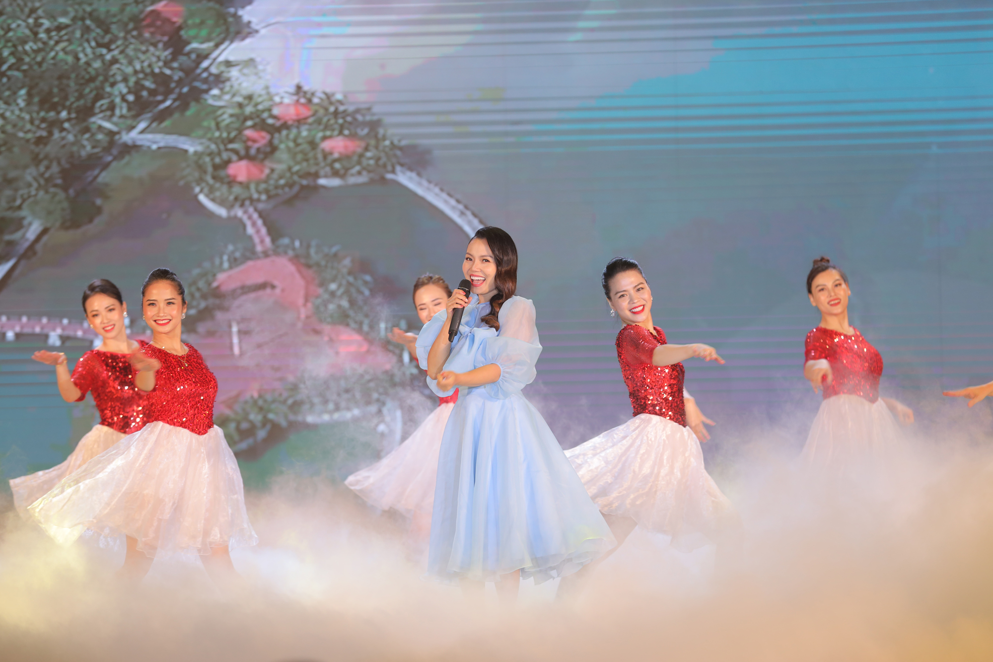 L&agrave; người con đất Mỏ, ca sĩ Ngọc Anh cho rằng trong bối cảnh ng&agrave;nh du lịch Quảng Ninh đang chịu nhiều ảnh hưởng do dịch Covid-19, việc tổ chức chương tr&igrave;nh nghệ thuật ho&agrave;nh tr&aacute;ng như Ch&agrave;o h&egrave; Hạ Long &ndash; Quảng Ninh 2020 cũng như chuỗi c&aacute;c sự kiện để k&iacute;ch cầu du lịch l&agrave; những bước đi đ&uacute;ng đắn để tỉnh x&acirc;y dựng, quảng b&aacute; h&igrave;nh ảnh về con người v&agrave; v&ugrave;ng đất nơi đ&acirc;y.