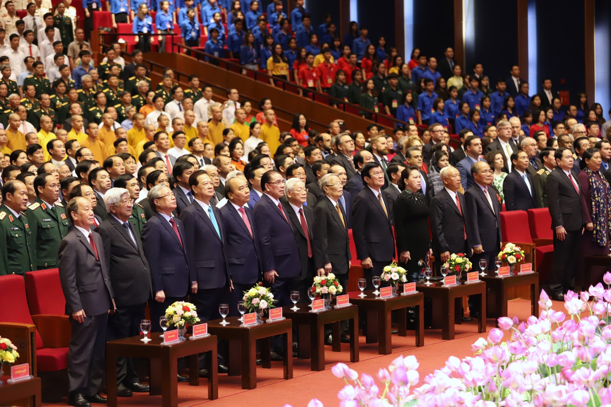 L&atilde;nh đạo Đảng, Nh&agrave; nước v&agrave; c&aacute;c vị đại biểu dự Lễ Kỷ niệm. Ảnh VGP/Nhật Bắc