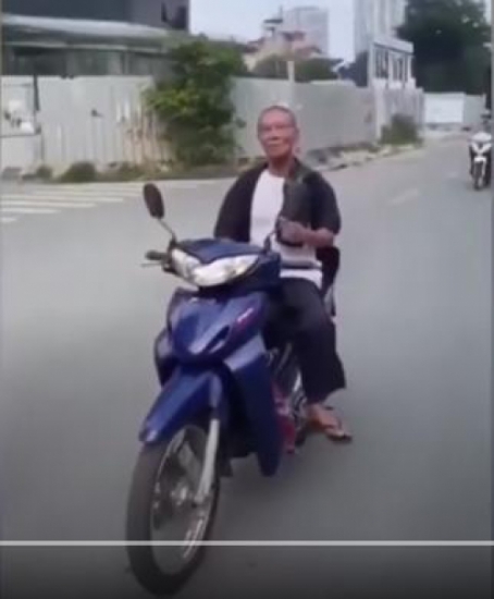 Phạt người đàn ông lớn tuổi đánh võng, buông 2 tay khi đi xe máy