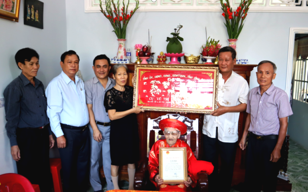 L&atilde;nh đạo tỉnh B&igrave;nh Phước tặng qu&agrave; ch&uacute;c thọ NCT. Ảnh IT