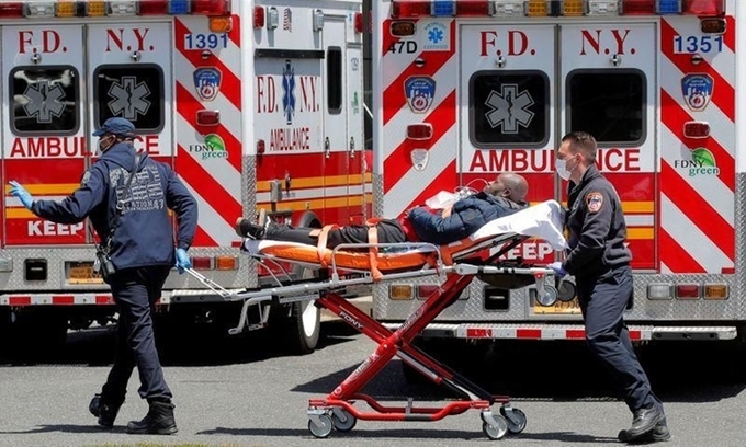 L&iacute;nh cứu hỏa di chuyển bệnh nh&acirc;n ở New York ng&agrave;y 20/5. Ảnh: Reuters.